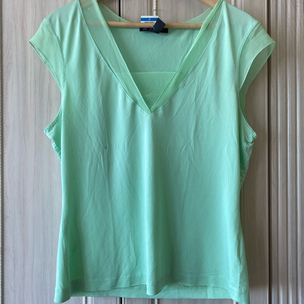 Gorgeous green tee w mesh trim - tag still attached!